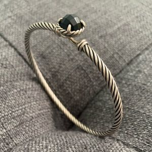Silver bracelet with black solitaire stone